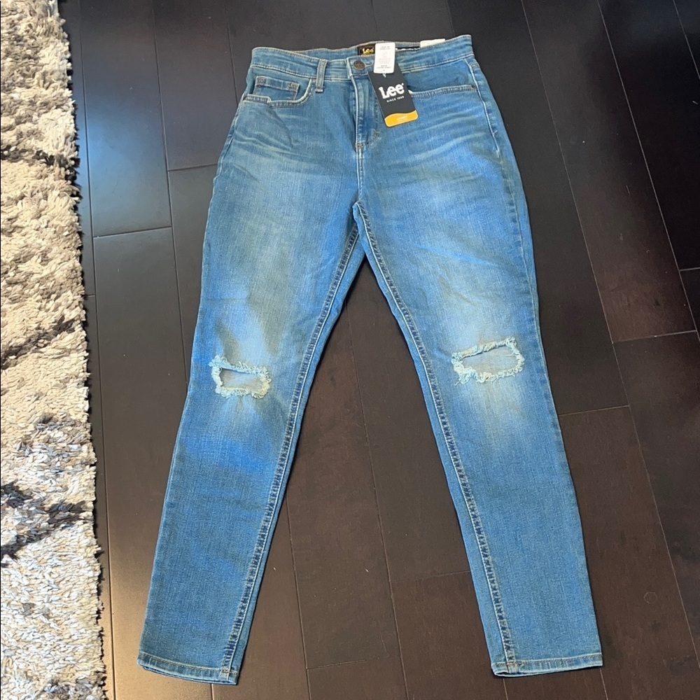 Lee NWT Woman’s High Rise Skinny size 6 M Light Blue Skinny Distressed Jeans